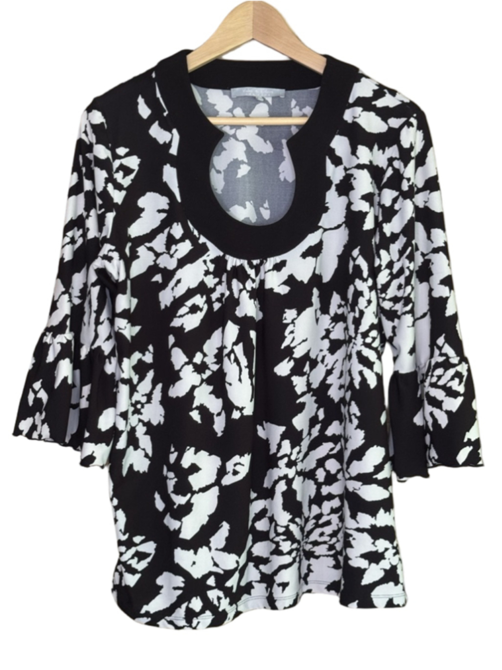 Violet & Claire abstract print bell sleeve top size large